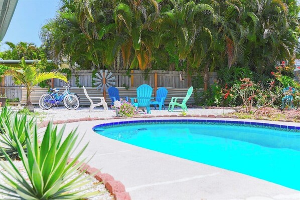 Enjoy this charming getaway with pool, firepit, pool lounge chairs, BBQ grill and games - just 5 minutes away from the beach!