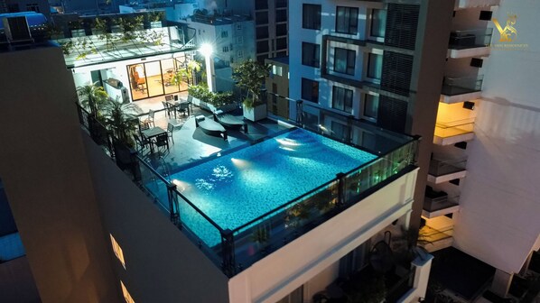 Poolside bar
