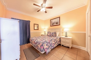 Bedroom with a king size bed