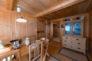  Sure! Here is the translation:  English: Rustic beautiful dining room