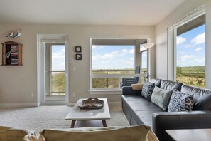 936 Vacation by the Sea