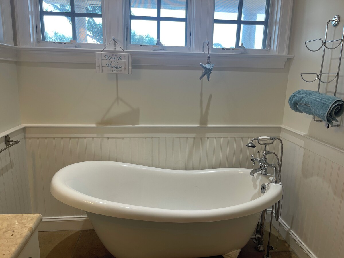 Gorgeous, Spacious Beach House, short stroll to North End Beach.