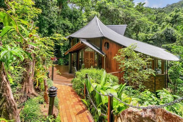 Discover a magical experience hidden in the mountains on a 2,159 sqm parcel of land with your own direct access to a spring fed creek.