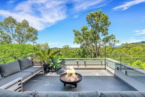 Gather around the fire pit with alfresco seating on the balcony for some after-dinner drinks and memorable bonding.