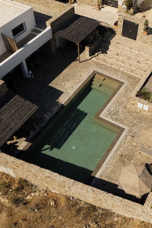 Pool med vattenfall