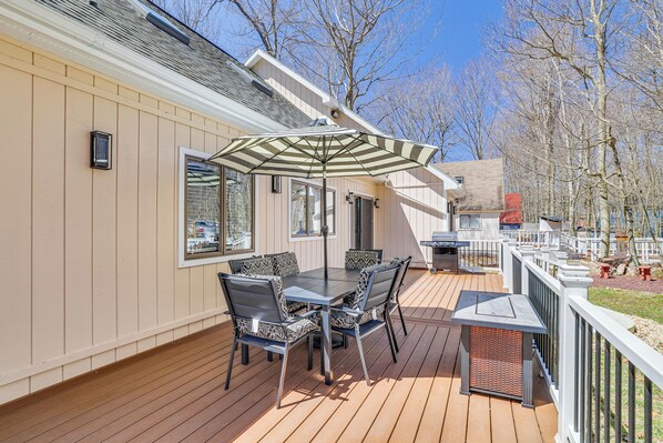 Tobyhanna Vacation Rental | 3BR | 3.5BA | Stairs Required | 2,200 Sq Ft