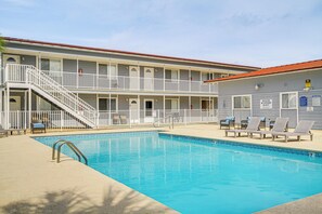 Oak Shores | Community Amenities | Outdoor Pool (Depth 3'-9')