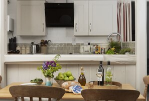 Roseland Cottage, Ground Floor: Gather around and enjoy meals with loved ones