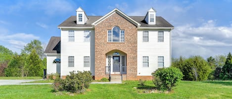 Mooresville Vacation Rental | 5BR | 4.5BA | 4,600 Sq Ft | Stairs Required