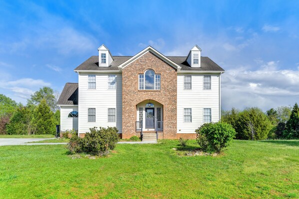 Mooresville Vacation Rental | 5BR | 4.5BA | 4,600 Sq Ft | Stairs Required
