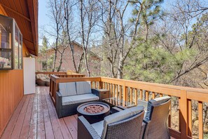 Deck | Fire Pit | Gas Grill