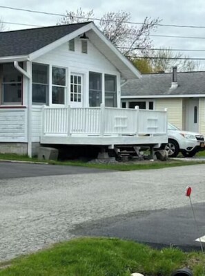 Front of cottage from road