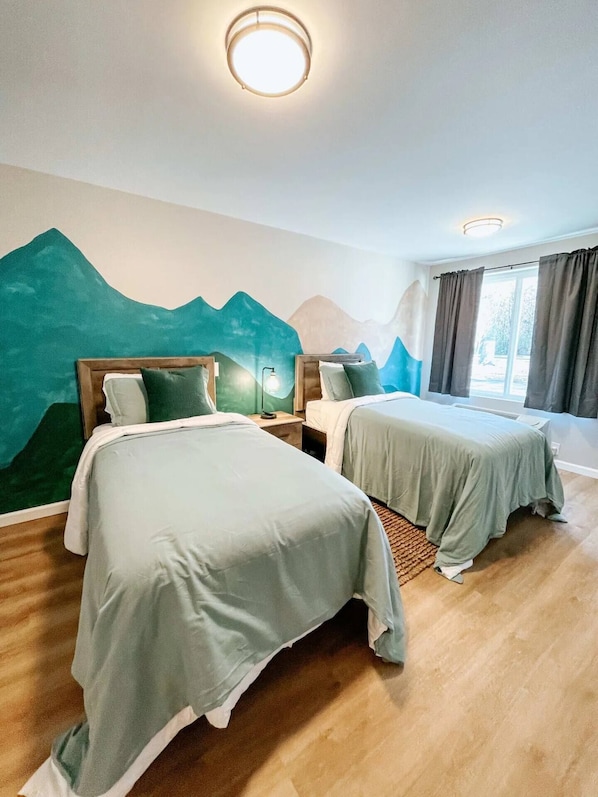 Escape to Serenity: Twin Beds & Chic Mountain Vibes Await!