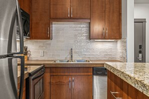 Gorgeous new tiles adorn the backsplash, reflecting light within the space