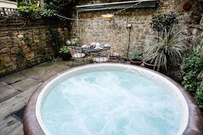 Hot Tub / whirlpool bath (Outdoor)