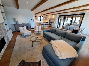 Living Room/Kitchen/Dining Room Area