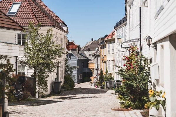 Welcome to beautiful Wesenbergsmauet. Located just a stone’s throw away from Bryggen Bergen.