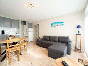 Tabelle, Möbel, Eigentum, Couch, Holz, Komfort, Interior Design, Wohnzimmer, Beleuchtung, Studio Couch