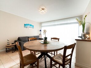 Tabelle, Möbel, Eigentum, Stuhl, Beleuchtung, Interior Design, Holz, Zimmerpflanze, Fussboden, Flooring