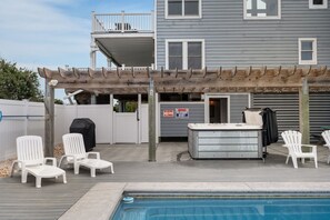 WH230: A Golden Opportunity | Hot Tub and Grill Area
