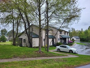 A nice sideview of the townhouse, with 2 parking spaces just for you!