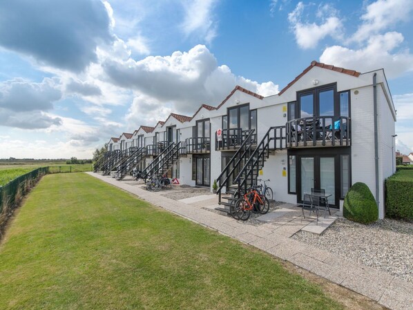 Cloud, Sky, Wheel, Building, Land Lot, Grass, Urban Design, Plant, House, Leisure
