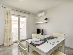 Interior Design, Flooring, Fussboden, Möbel, Decke, Wohnung, Zimmer, Zuhause, Stuhl, Küche & Esszimmer Tisch