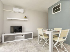 Flooring, Interior Design, Möbel, Fussboden, Decke, Zimmer, Beleuchtung, Wohnung, Fernsehen