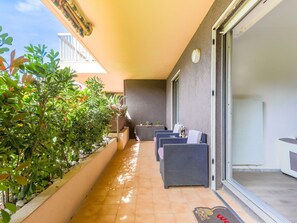 Property, Water, Sky, Interior Design, Building, Swimming Pool, Leisure, Shade, Tree, Condominium