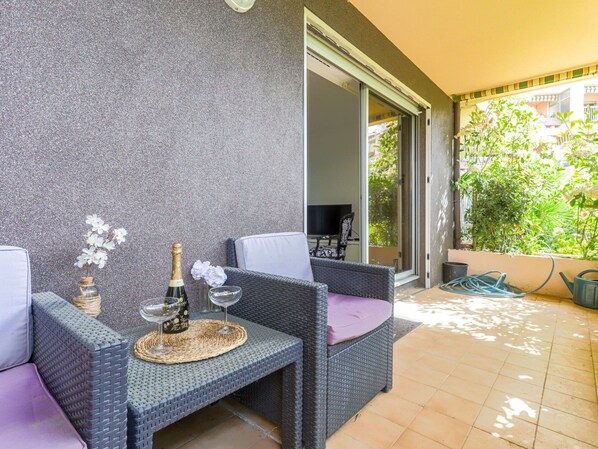 Property, Water, Sky, Interior Design, Building, Swimming Pool, Leisure, Shade, Tree, Condominium