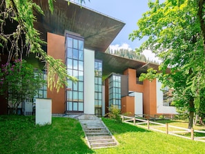 Pflanze, Gebäude, Eigentum, Himmel, Baum, Fenster, Die Architektur, Schatten, Grundstueck, Gras
