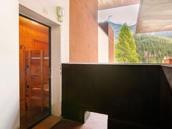 Eigentum, Holz, Pflanze, Orange, Interior Design, Schatten, Wand, Kunst, Flooring, Grundeigentum