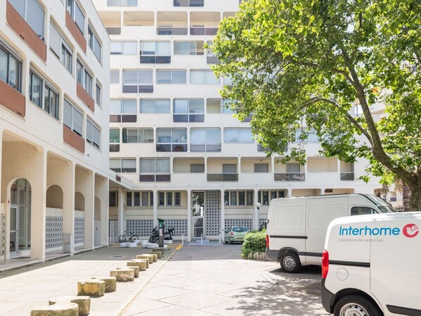 Rad, Eigentum, Gebäude, Fahrzeug, Pflanze, Fenster, Die Architektur, Baum