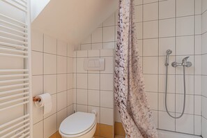Badezimmer mit Dusche