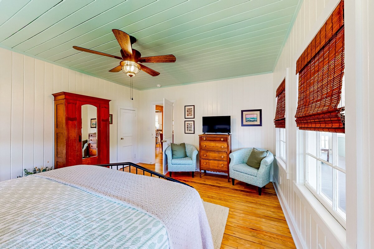 Historical downstairs duplex with huge back patio, central AC, & washer/dryer