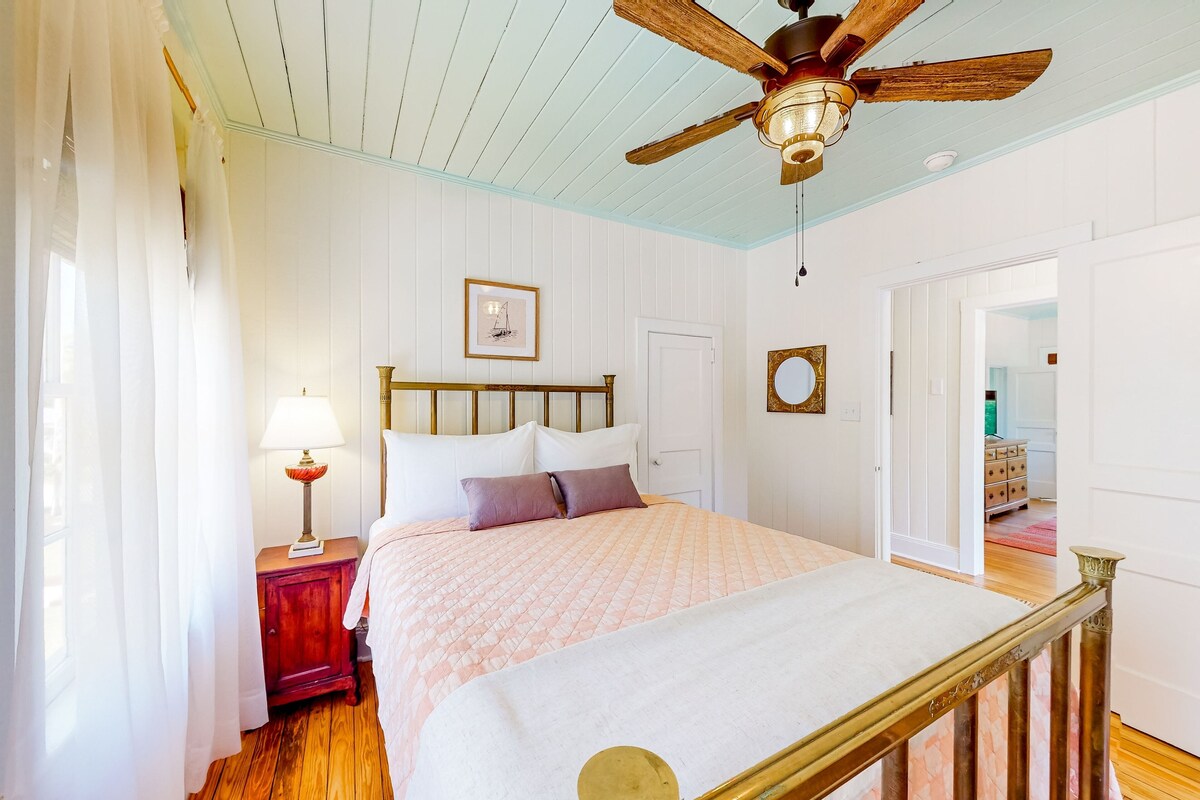 Unique double-unit property with screened porch, outdoor TV/bar – walk to dining