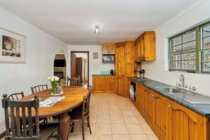 Kitchen & dining area
