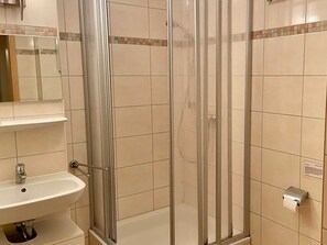 Bad mit Dusche und WC