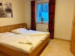 Schlafzimmer mit Doppelbett