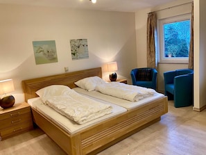 Schlafzimmer mit Doppelbett