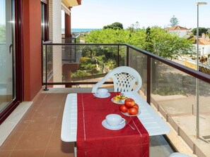 Table, Meubles, Ciel, Propriété, Vaisselle, Bâtiment, Chaise, Bois, Orange, Design Intérieur