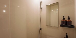 Badkamer met douche