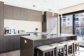 Complete kitchen with modern appliance to ensure you have everything you need to be a good host!