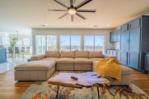 Your home away from home awaits! Enjoy the comfort and convenience of this beautifully appointed space, ideally located to experience all the area has to offer. Inquire for availability! 📍

