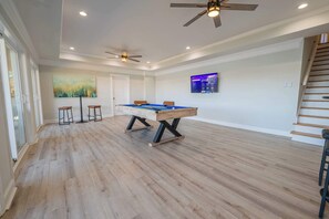 Game on! Enjoy hours of fun and friendly competition in our dedicated game room, complete with a fantastic pool table. Perfect for entertaining guests or enjoying a relaxing evening in. Book your playful getaway! 🎱

