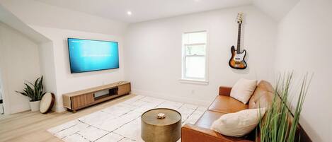 Living Room w/ Sofa Bed