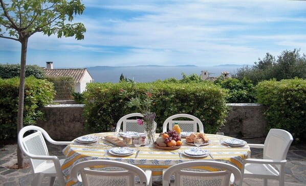 La vue de votre terrasse (qui donne sur le salon!).
Vous pouvez prendre un petit dejeuner tranquille et admirer les iles de Porquerolles et du Levant, avant d'aller passer la journée à la plage 15ms à pieds!