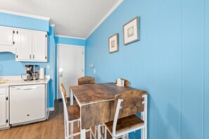 A Place at The Beach 9540-3P Dining Area