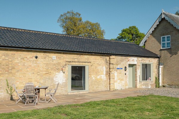 Long Range 2 is a newly renovated cottage on the historic Henham Park estate near Southwold