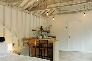 Interior (2)